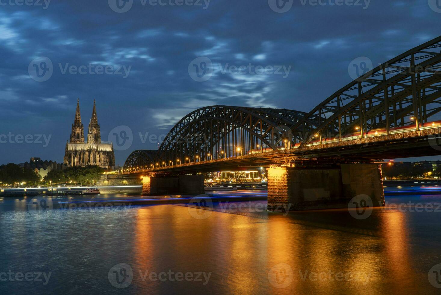 Köln Kathedrale und hohenzollern Brücke im das Abend foto