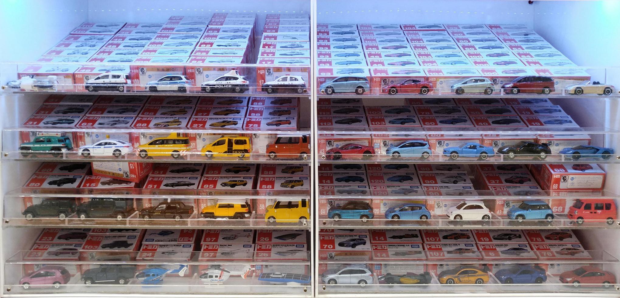 Bangkok, thailand - 30. september 2018 tomica auto spielzeug regal display im supermarkt. foto