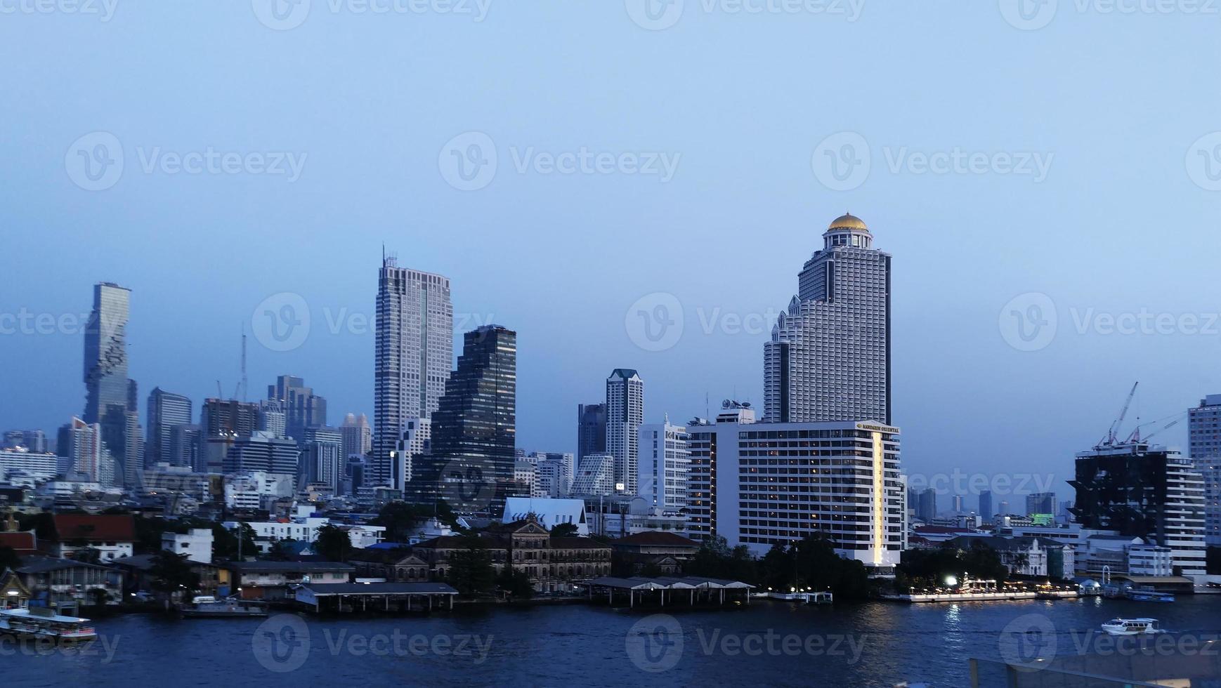 Chao Phraya Fluss und Bangkok Stadtbild in Thailand. Abendhimmel. foto