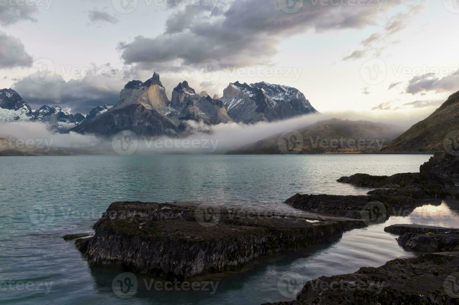 Sonnenaufgang Über cuernos del Schmerz, torres del paine National Park und See pehoe, chilenisch Patagonien, Chile foto