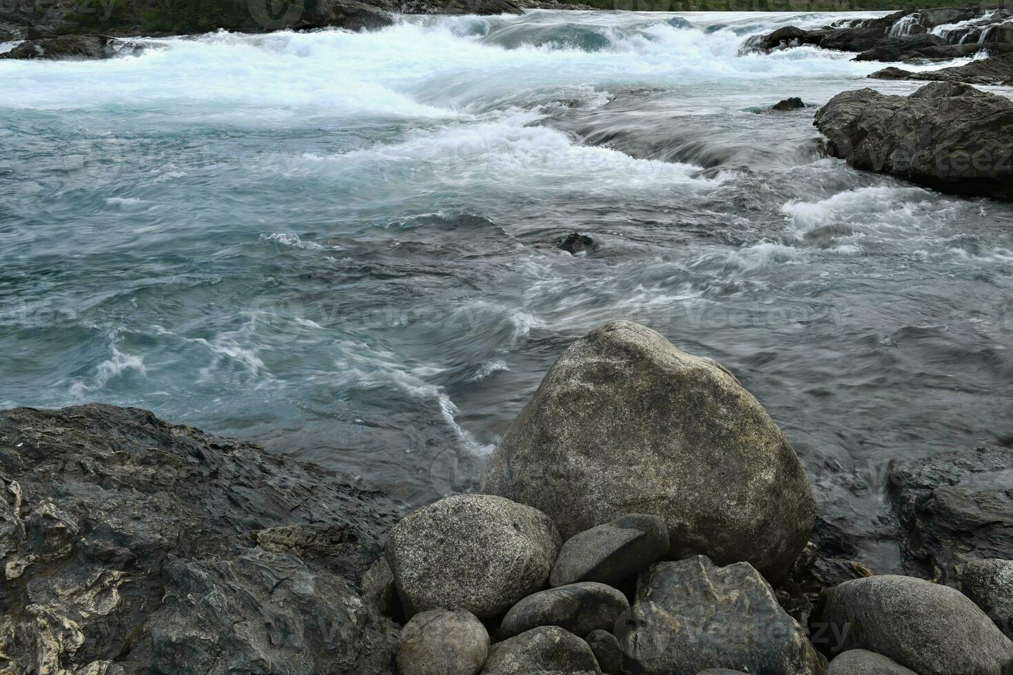 Stromschnellen beim das Zusammenfluss von Blau Bäcker Fluss und grau neff Fluss, panamerikanisch Autobahn zwischen Cochrane und puerto Guadal, aysen Region, Patagonien, Chile foto