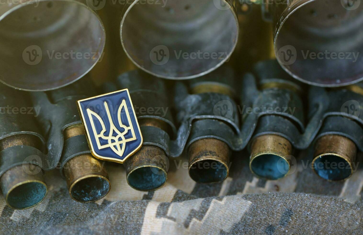 ukrainisch Symbol auf Maschine Gewehr Gürtel Lügen auf ukrainisch pixelig Militär- tarnen foto