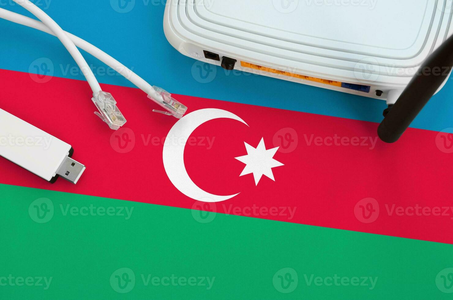 Aserbaidschan Flagge abgebildet auf Tabelle mit Internet rj45 Kabel, kabellos USB W-lan Adapter und Router. Internet Verbindung Konzept foto