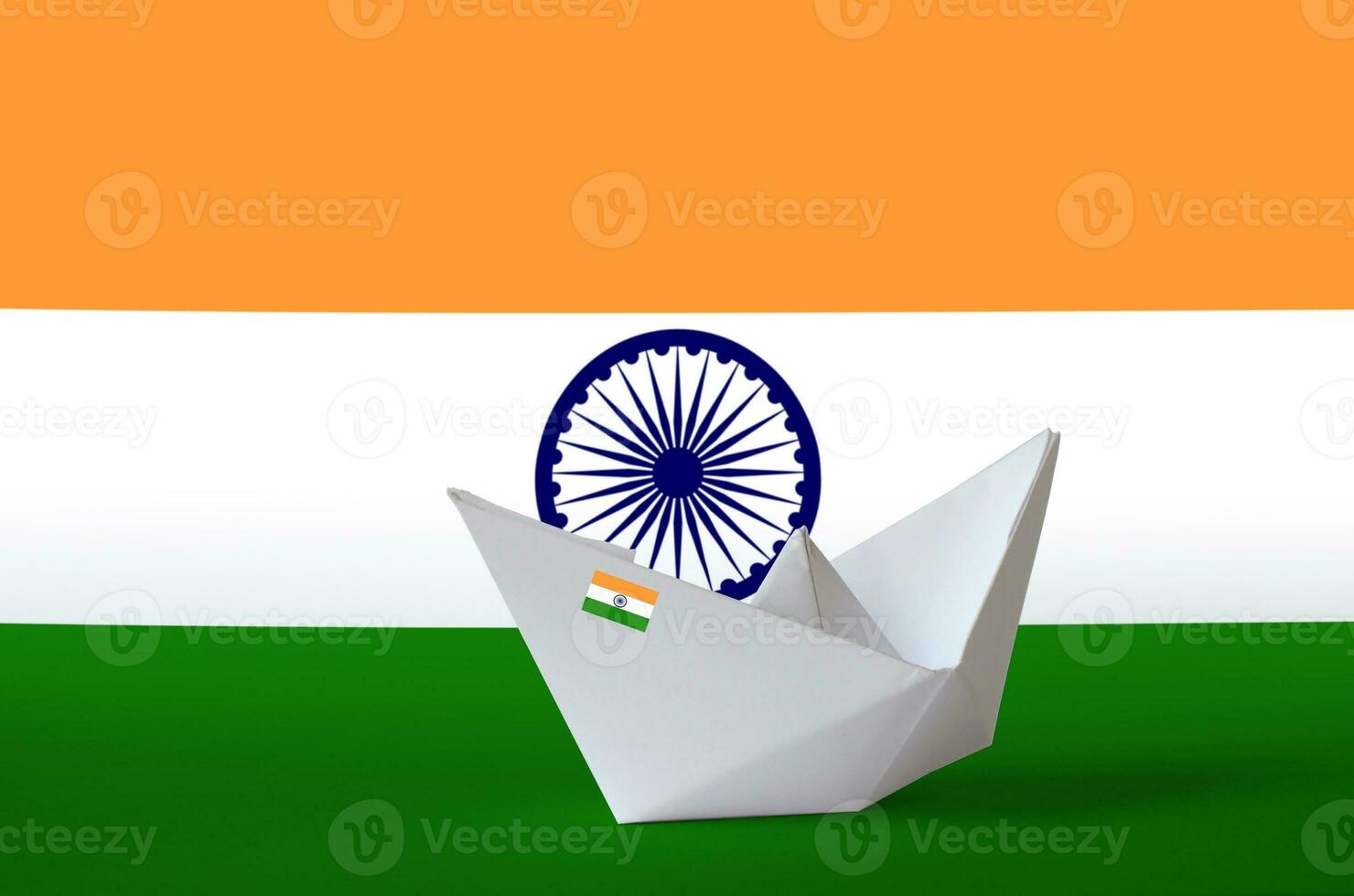 Indien Flagge abgebildet auf Papier Origami Schiff Nahaufnahme. handgemacht Kunst Konzept foto