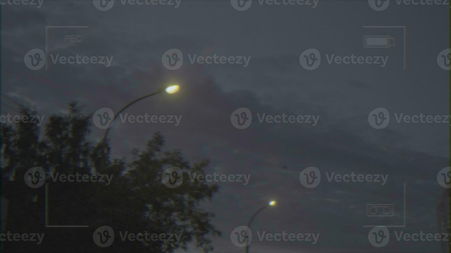 Aussicht durch das Video Kamera zu das grau wolkig Himmel Abend Himmel und Straße Beleuchtung beim das Stadt Straße. Filmaufnahme. Video Schießen foto