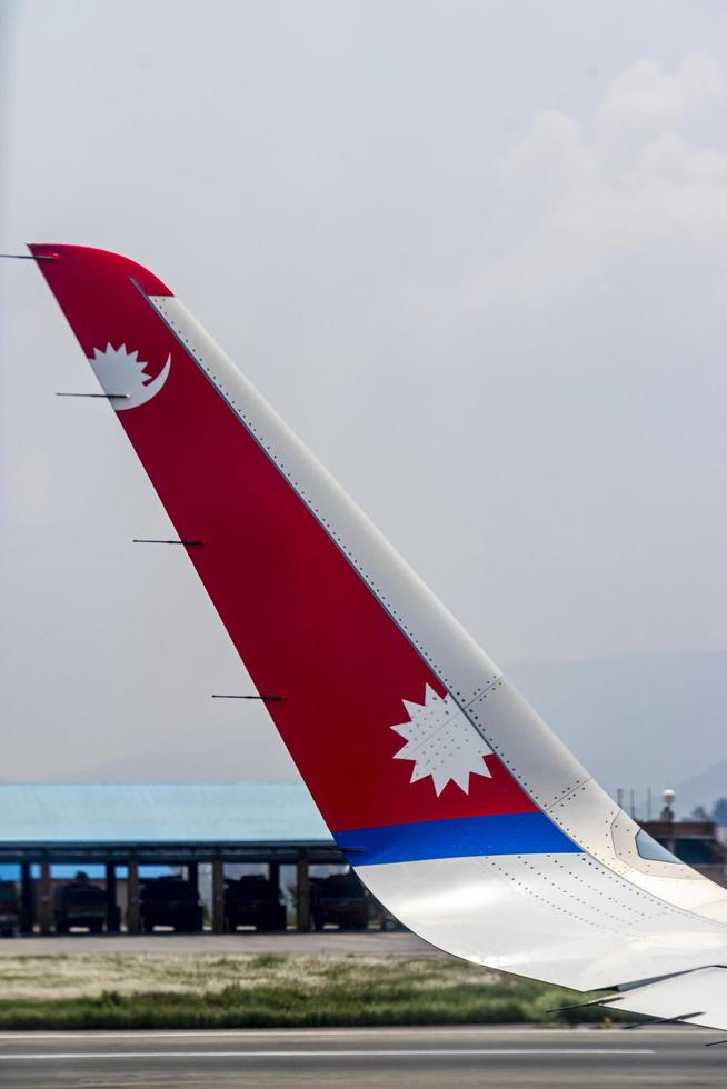 Flügel aus dem Flugzeug von Nepal Airlines in Kathmandu, Nepal. foto