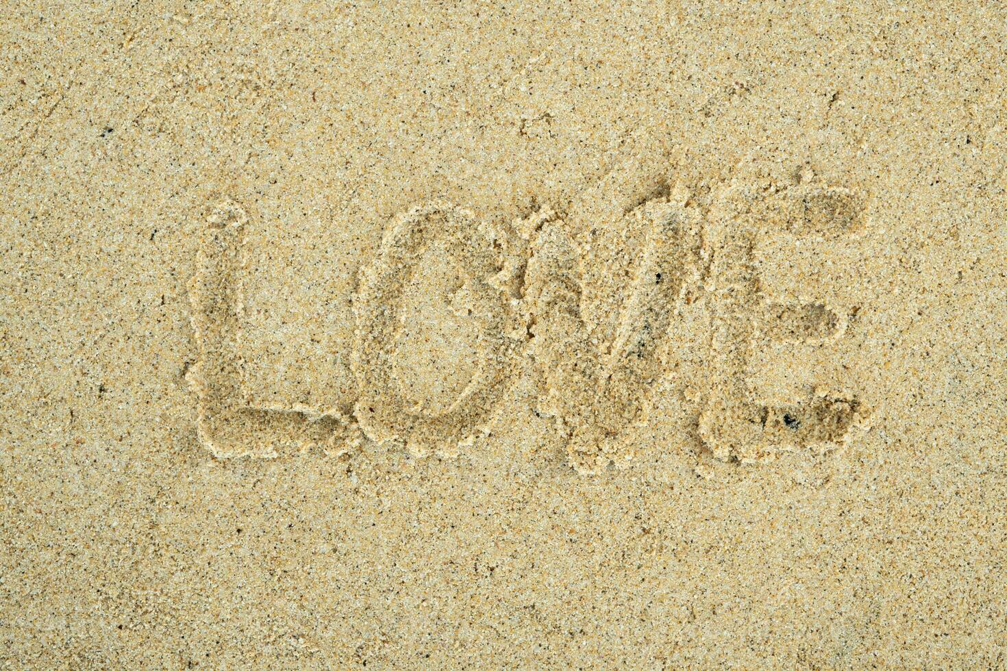 Liebe Hand geschrieben Text auf Sand foto