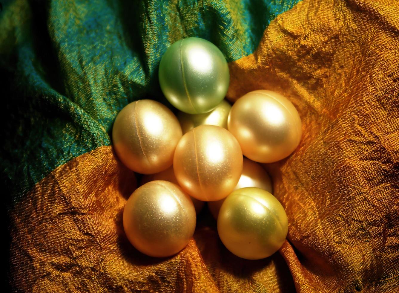 bunte Shinning-Perlen auf Shinning-Tuch foto