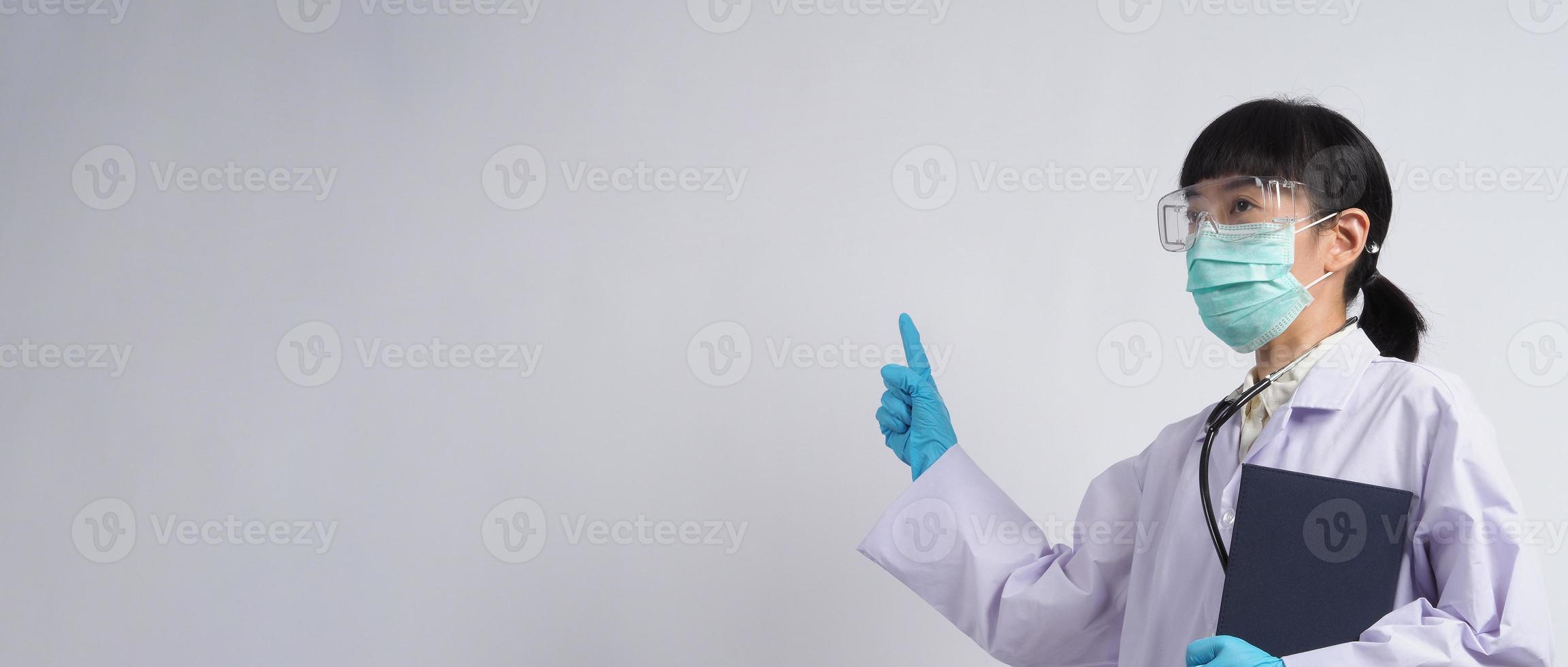 Arzt in Uniform zeigt auf einen leeren Bereich. Handbewegung. foto