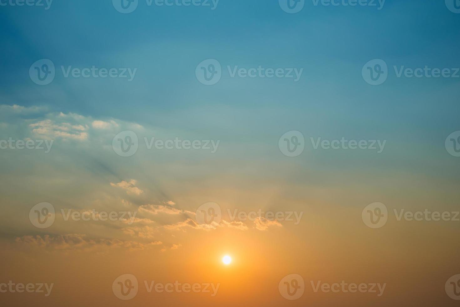 schöner bewölkter Himmel und Sonnenlicht backgroung foto