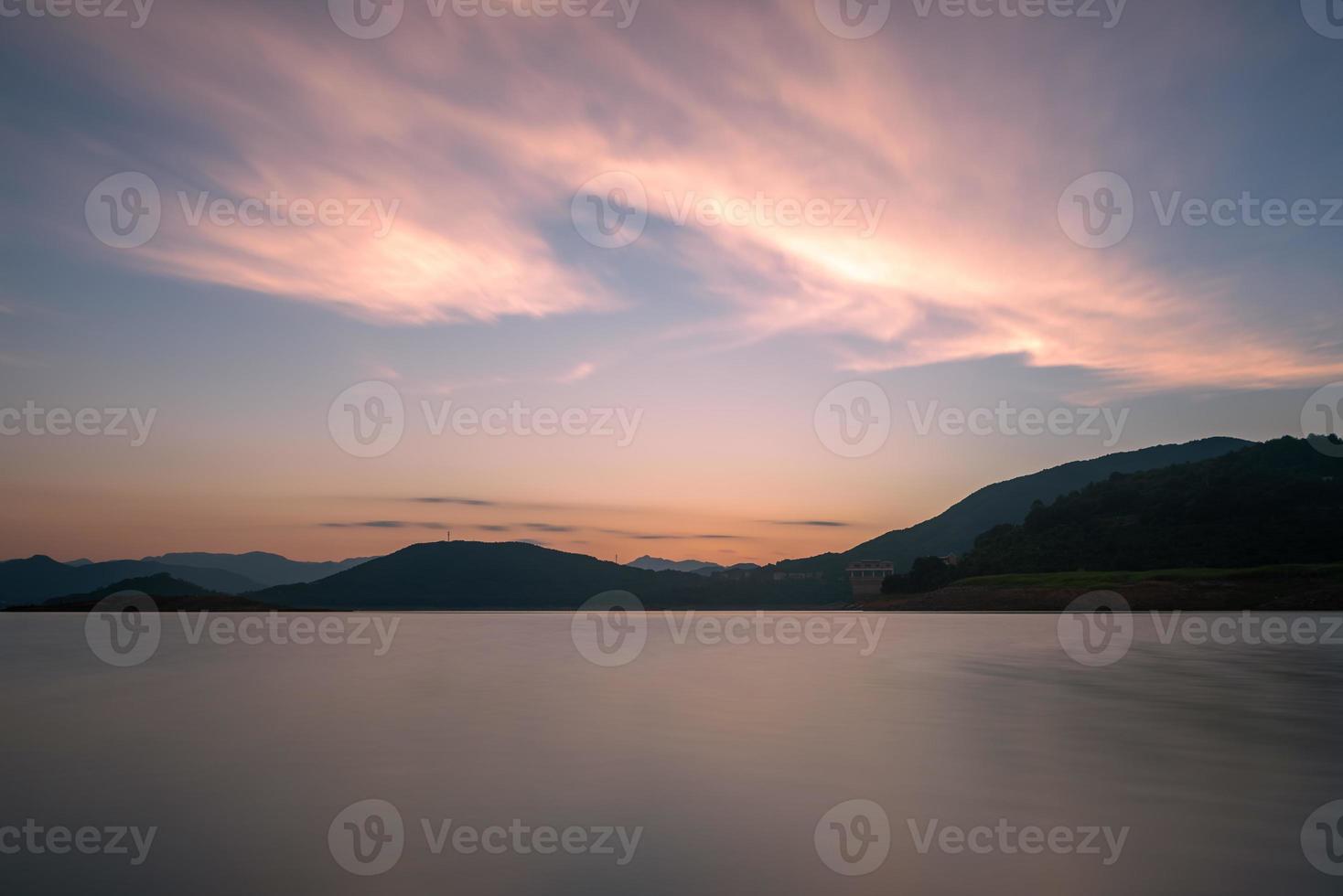 der abendsee spiegelte die berge und den himmel auf beiden seiten foto