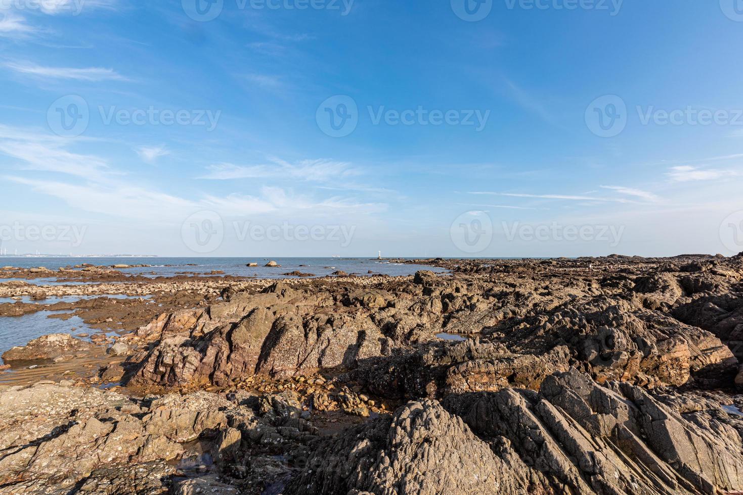 gelbes Riff und Meer unter blauem Himmel foto