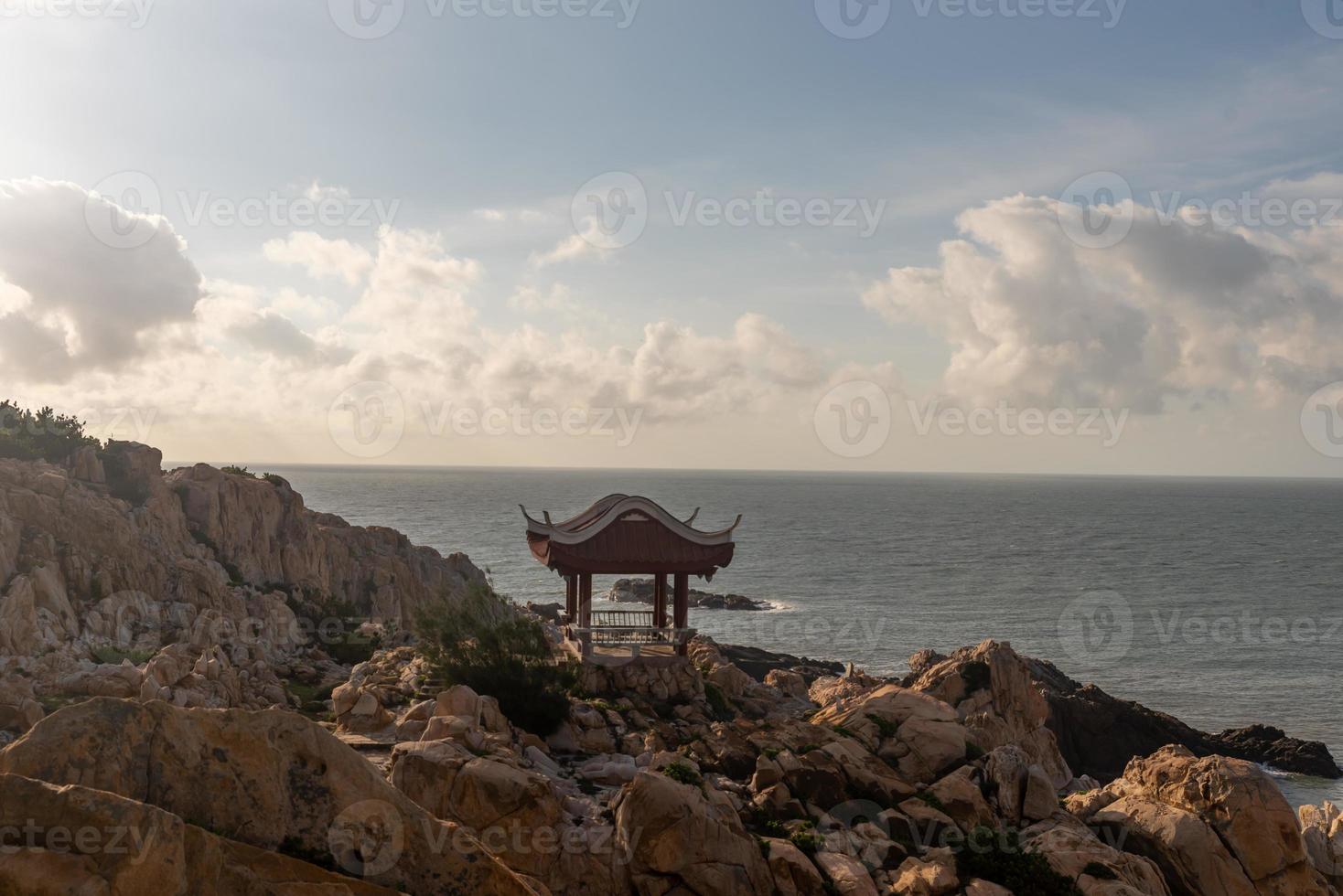 morgens scheint die sonne auf die felsen und wellen am strand foto