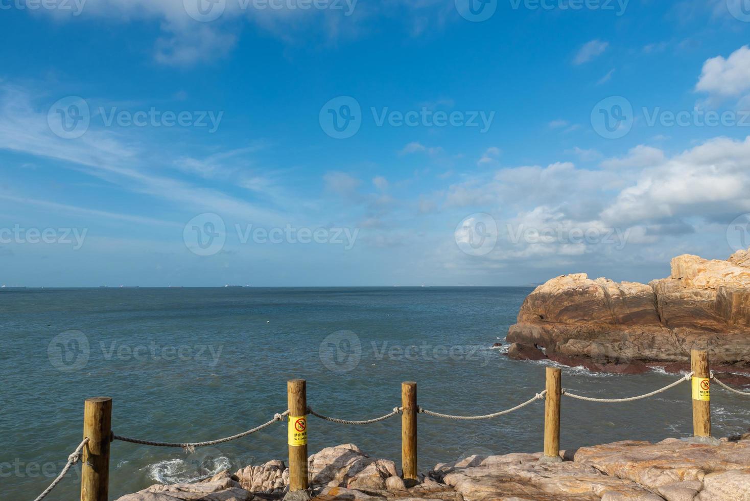 morgens scheint die sonne auf die felsen und wellen am strand foto