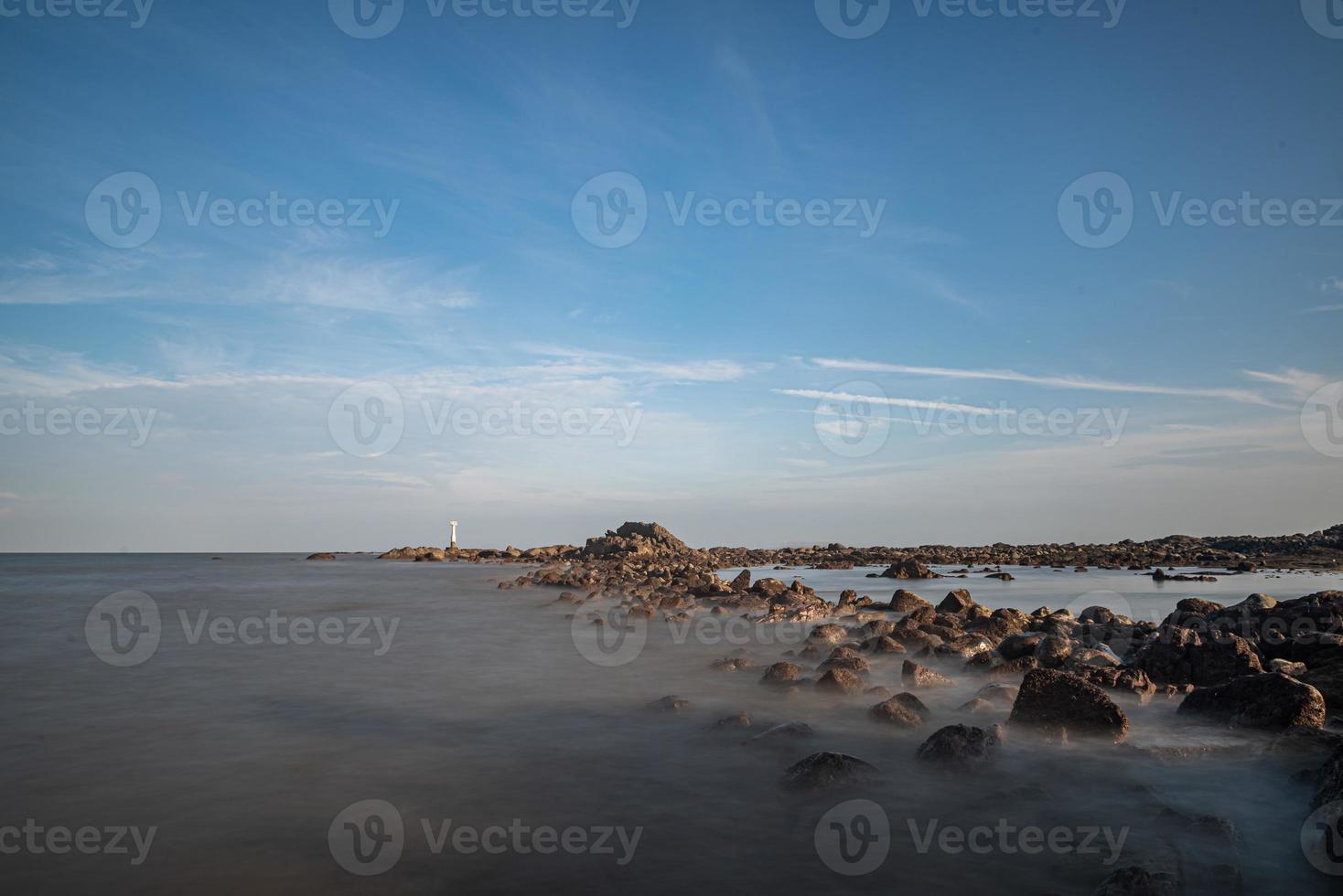 Meerwasser und Riffe am Meer unter blauem Himmel foto