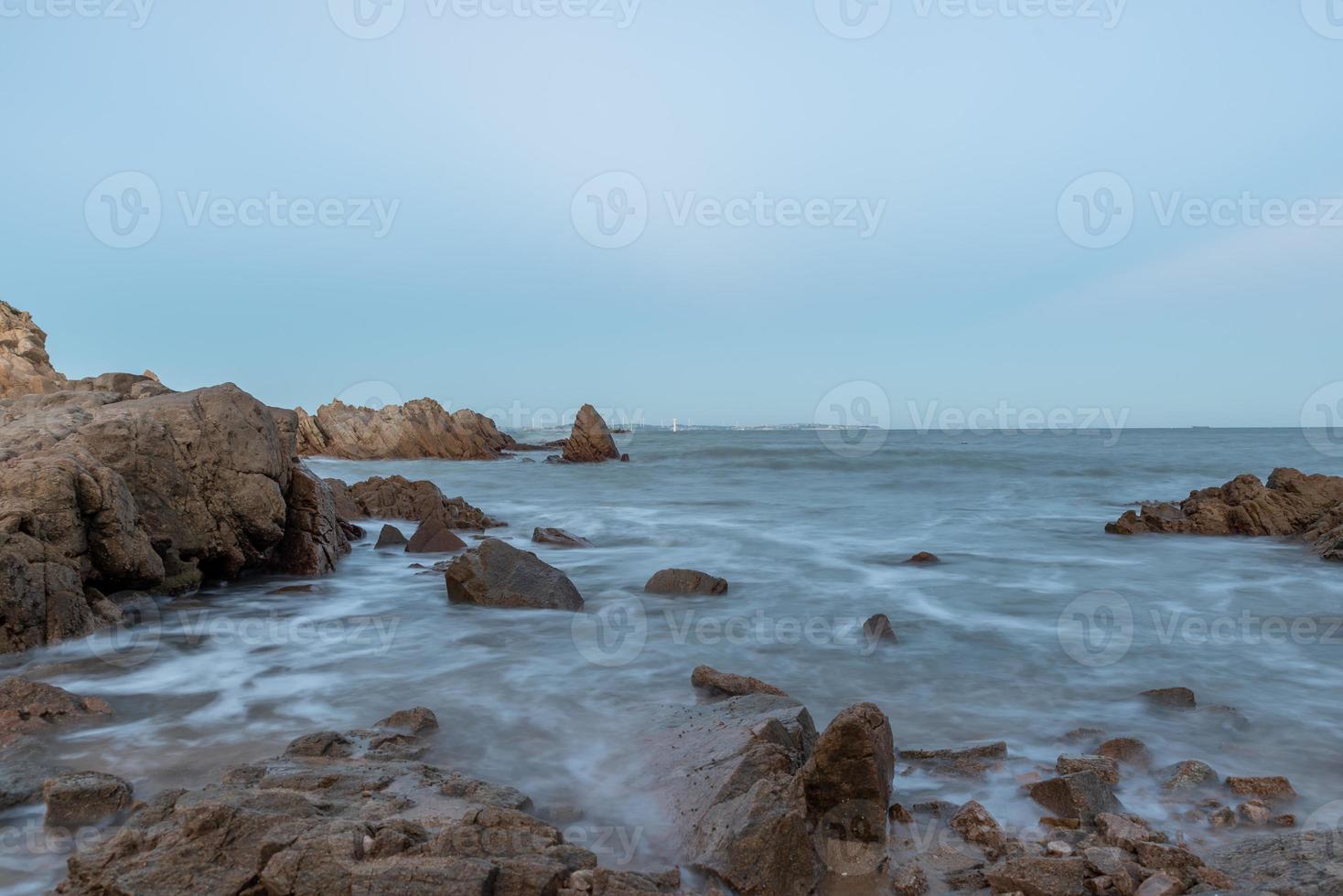 Meerwasser und Riffe am Meer unter blauem Himmel foto