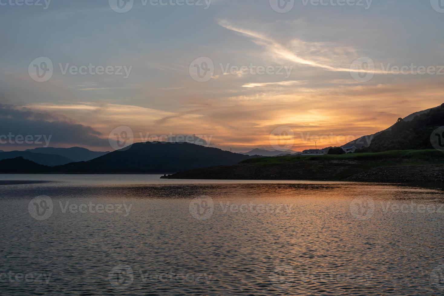 der abendsee spiegelte die berge und den himmel auf beiden seiten foto