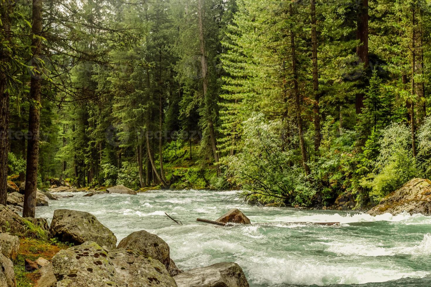 fluss von kumrat tal schöne landschaft bergblick foto