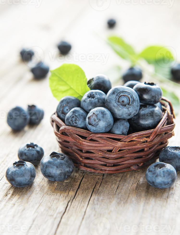 Blaubeeren auf altem Holzhintergrund foto