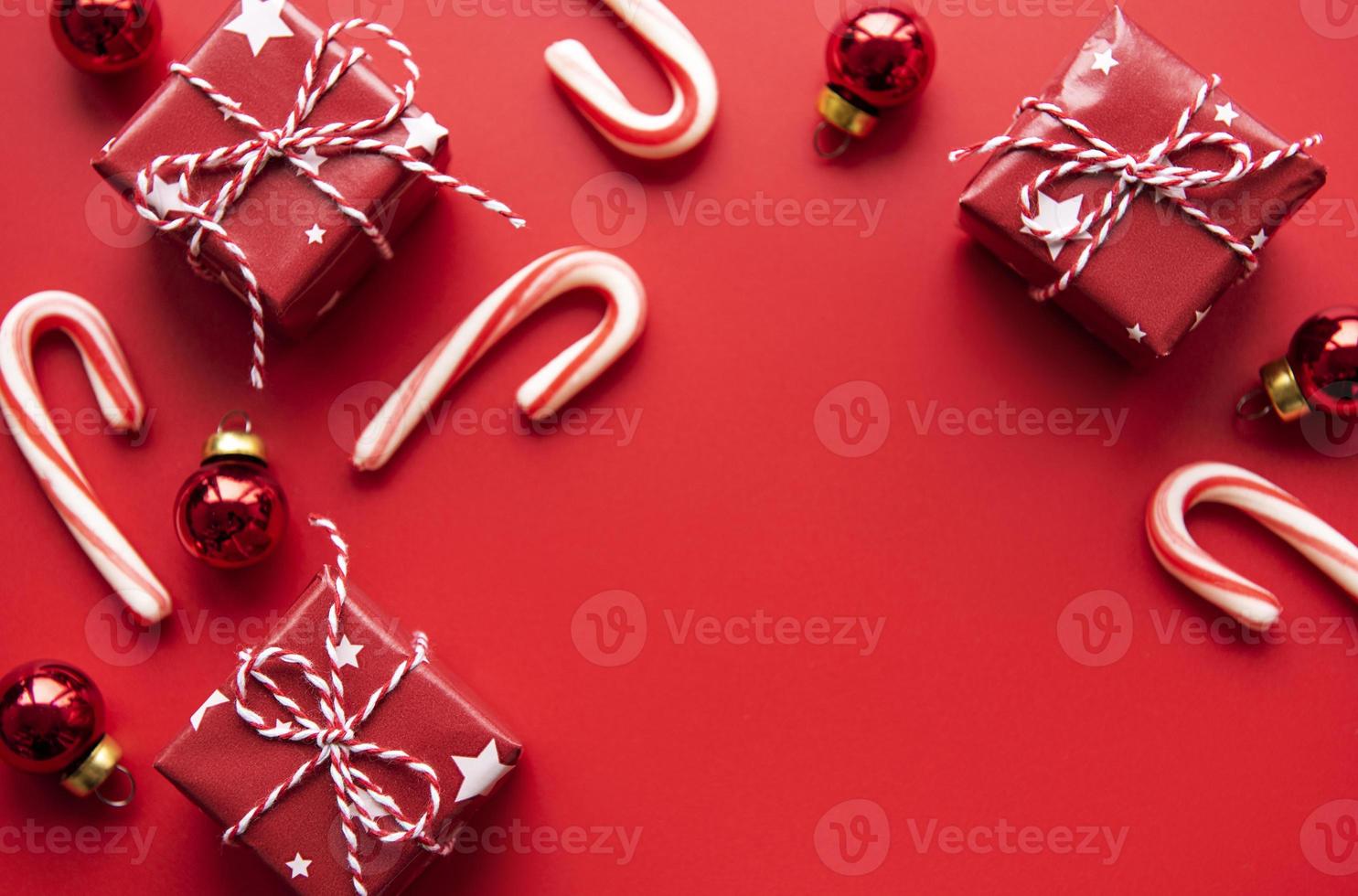 rote Weihnachtskugeln Dekoration auf rotem Hintergrund mit Textfreiraum foto