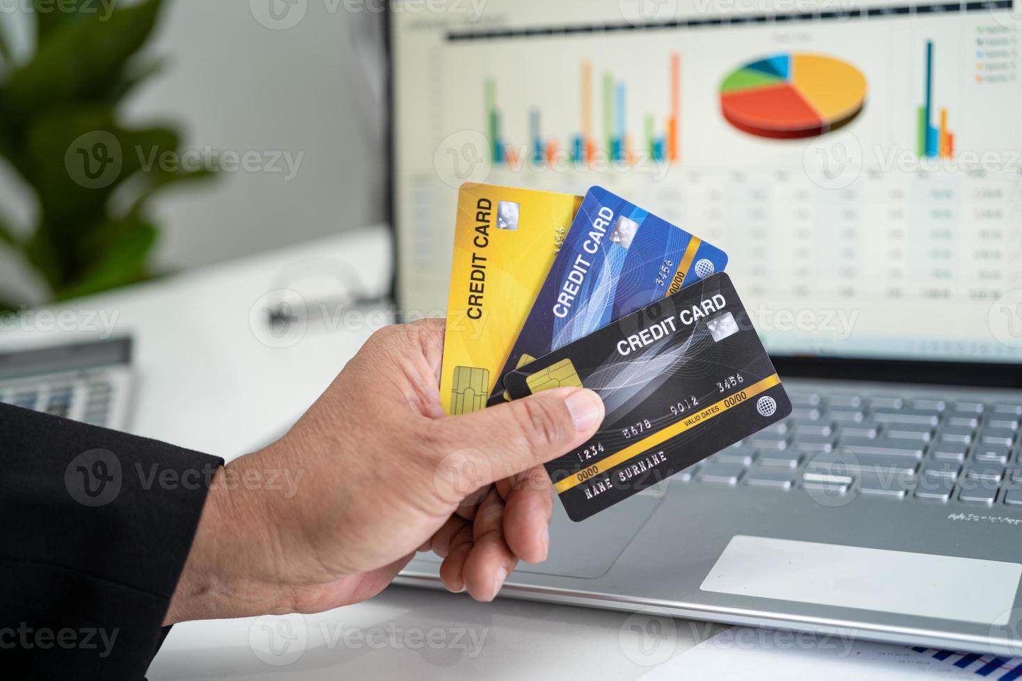 Asiatischer Buchhalter, der die Projektbuchhaltung mit Notebook und Kreditkarte im modernen Büro-, Finanz- und Geschäftskonzept arbeitet, berechnet und analysiert. foto