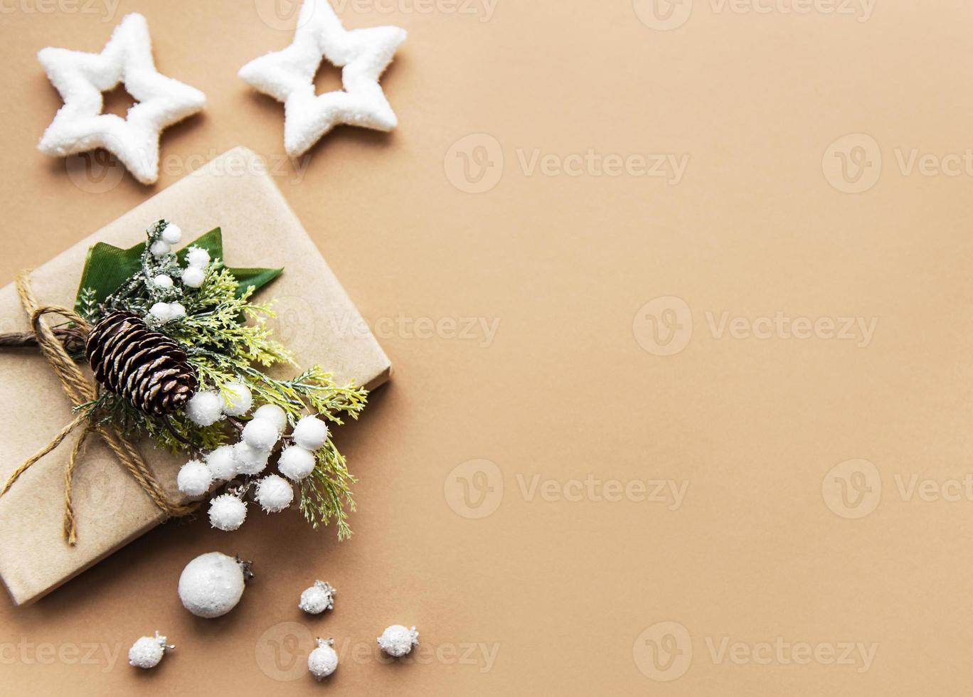 Geschenkbox in Kraftpapier verpackt foto