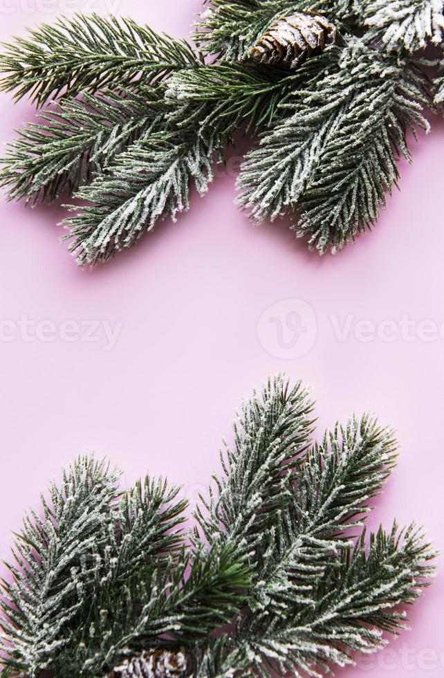 Weihnachten flach Hintergrund mit Tannenbaum und Dekorationen foto