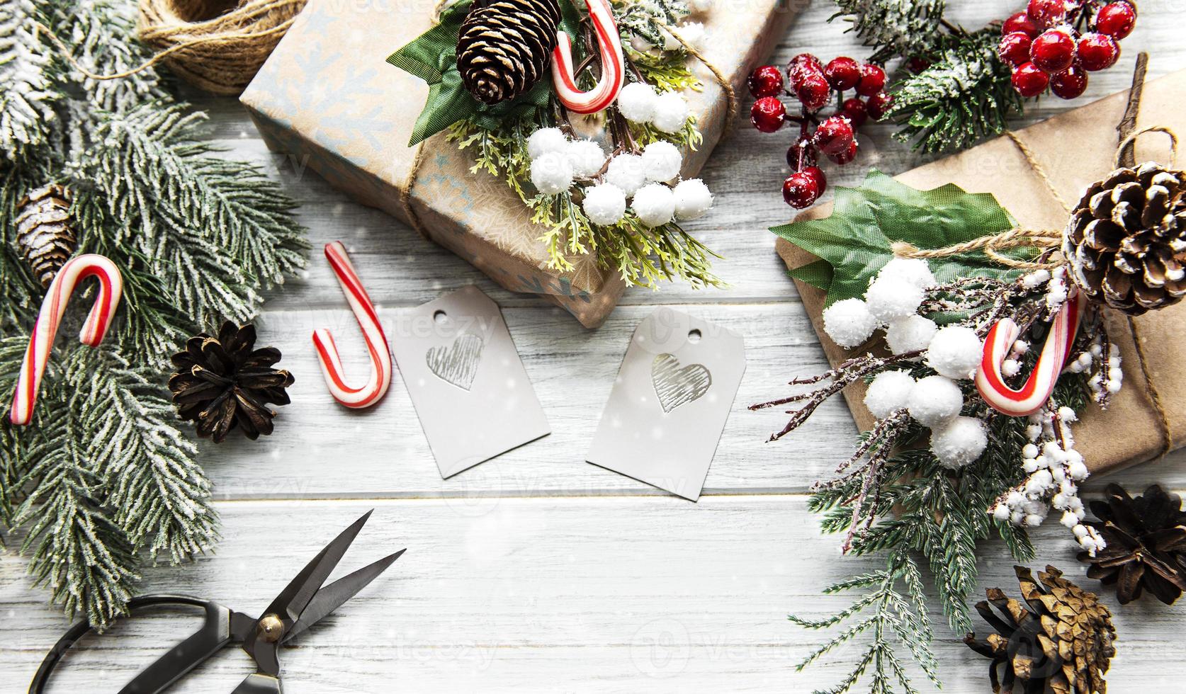 Weihnachts- oder Winterkomposition. Rahmen aus Dekorationen auf weißem Holzhintergrund. foto