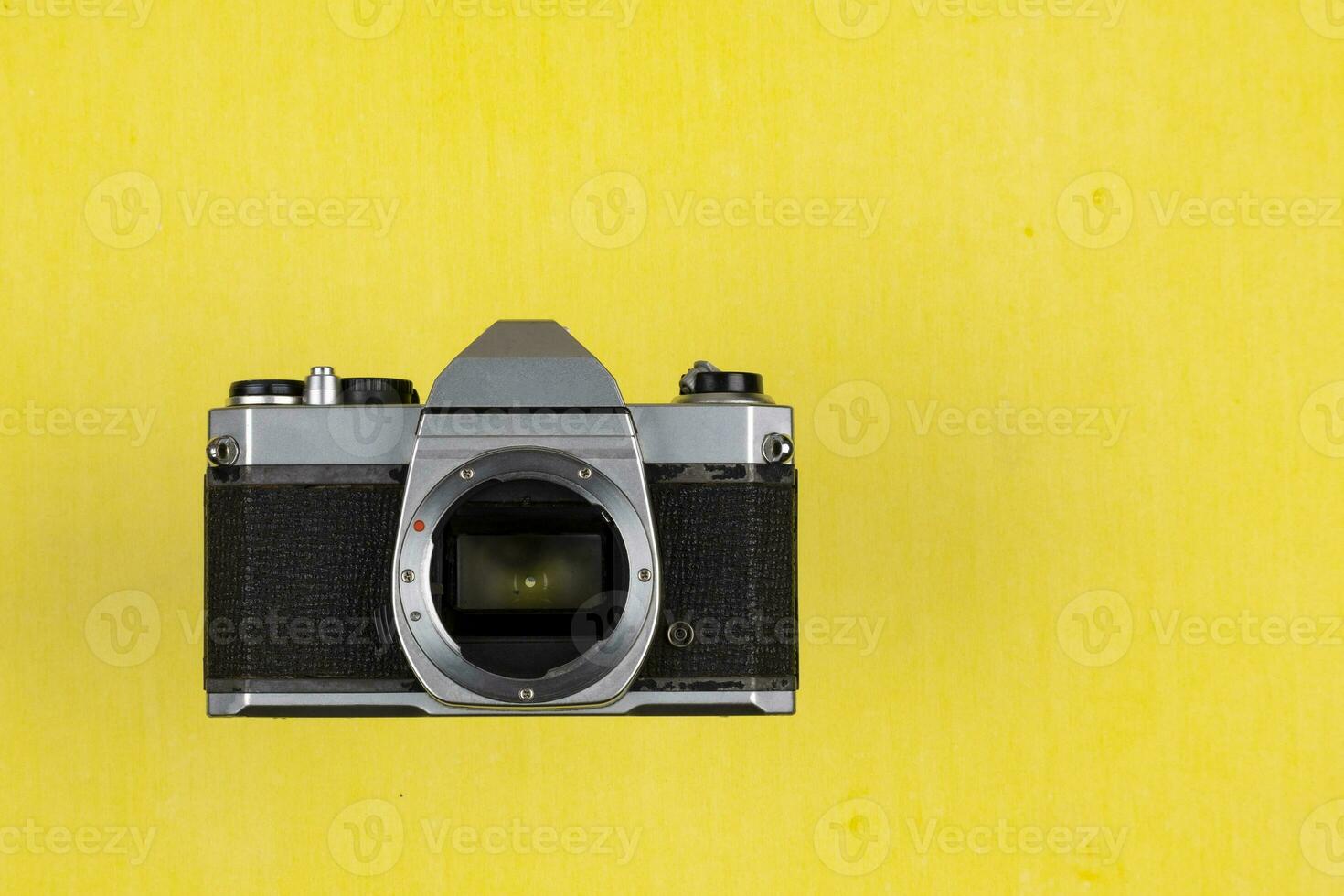 Jahrgang Film Kamera isoliert auf Gelb Hintergrund foto