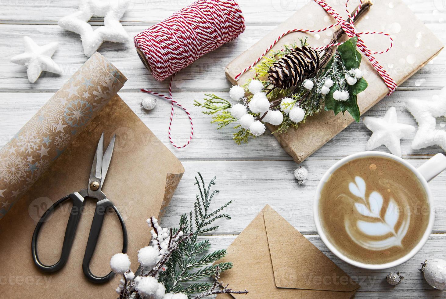 Weihnachts- und guten Rutsch ins neue Jahr Karte mit Tasse Kaffee foto