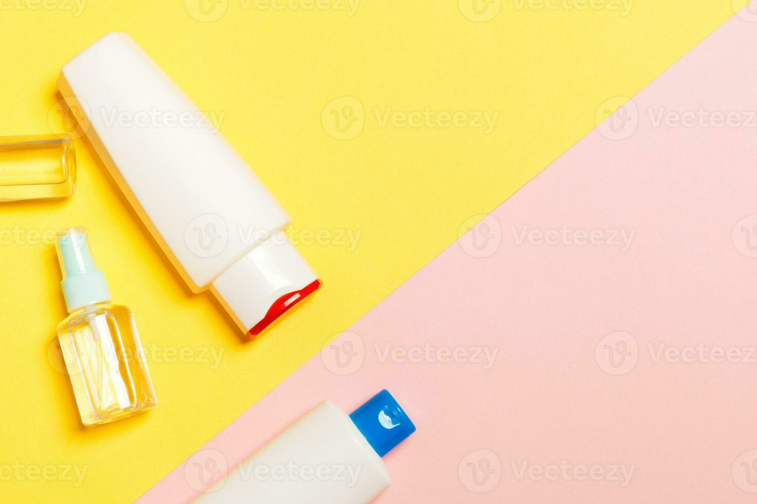Gruppe von Kunststoff-Körperpflegeflaschen flach legen Zusammensetzung mit kosmetischen Produkten auf gelbem und rosafarbenem Hintergrund leerer Raum für Ihr Design. satz weißer kosmetikbehälter, draufsicht mit kopierraum foto