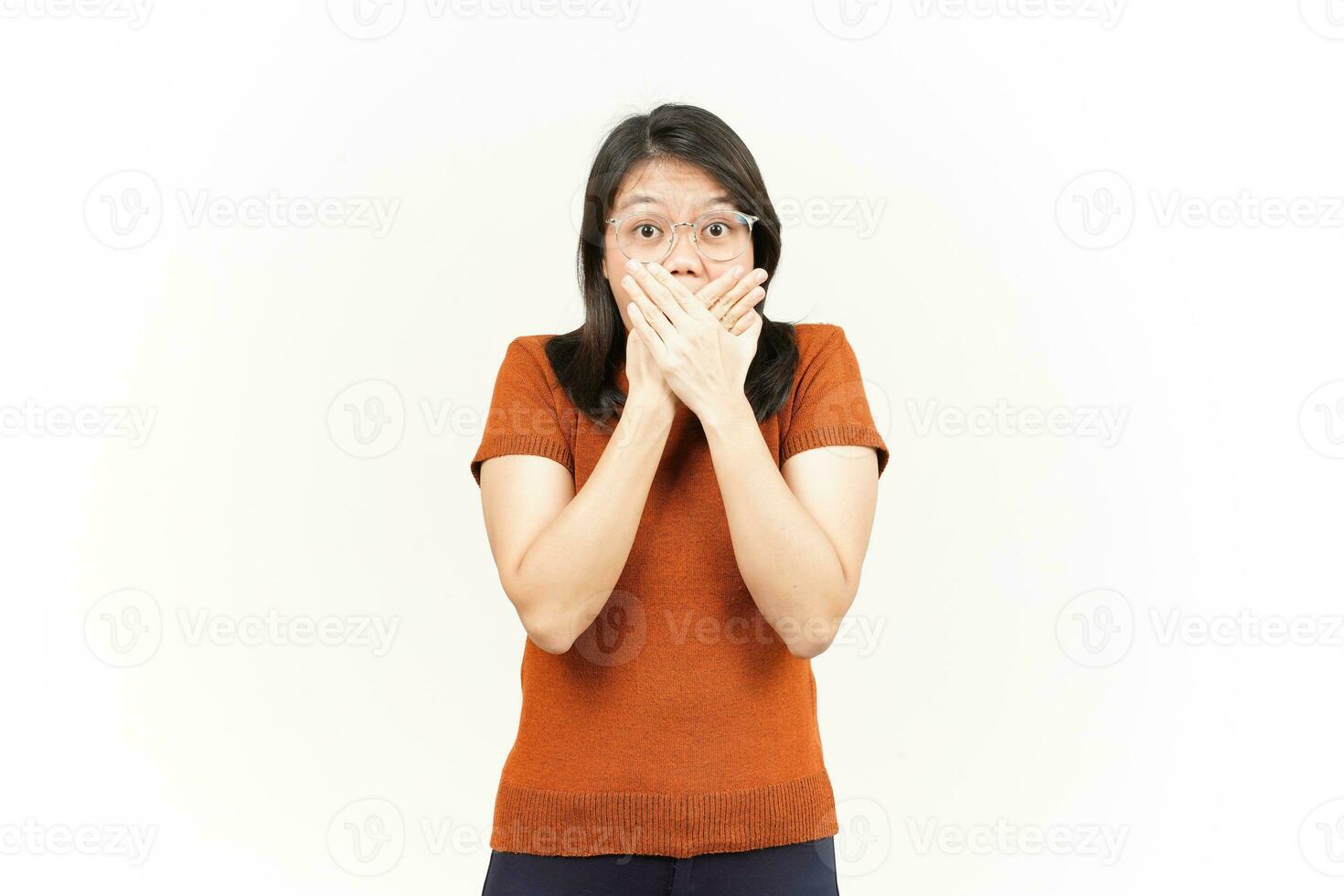 Abdeckung Mund mit schockiert Gesicht von schön asiatisch Frau isoliert auf Weiß Hintergrund foto