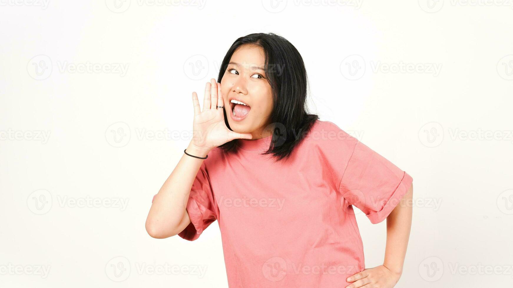 jung asiatisch Frau schreien und ankündigen etwas isoliert auf Weiß Hintergrund. foto