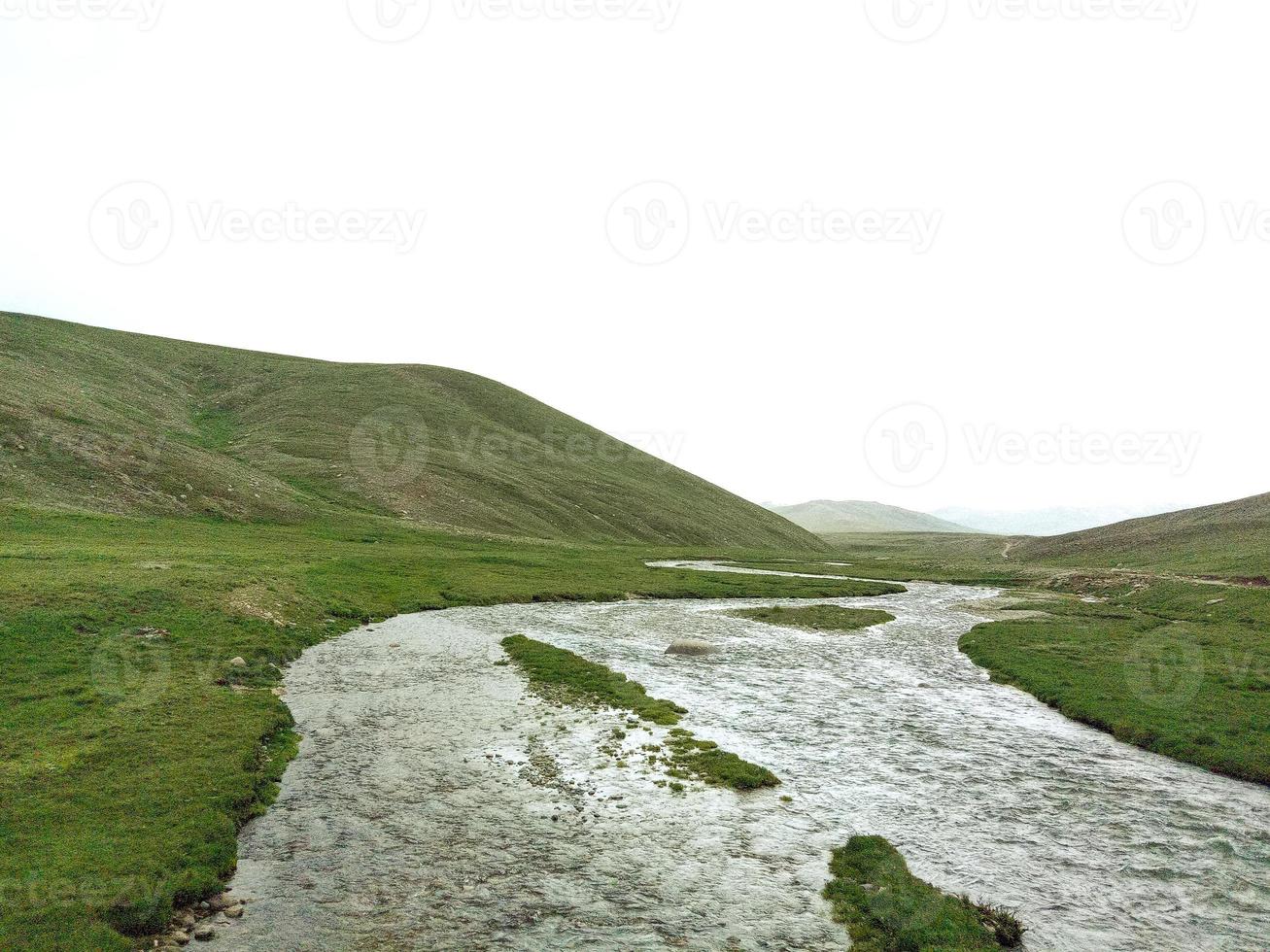 Deosai Nationalpark Fluss und bewölkter Himmel foto