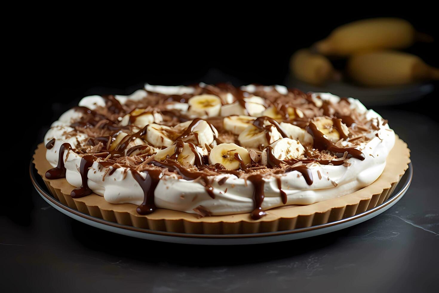 ai generiert Banoffee Kuchen - - Ursprung im England, Banoffee Kuchen kombiniert ein krümelig Keks Base mit Schichten von Toffee, geschnitten Bananen, und ausgepeitscht Sahne foto