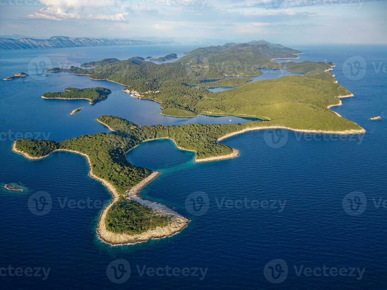 Aussicht von mljet Insel im Kroatien. das National Park Abdeckungen das Western Teil von das Insel, welche viele betrachten wie das die meisten verlockend im das Adria, voll von üppig und abwechslungsreich Mittelmeer Vegetation foto