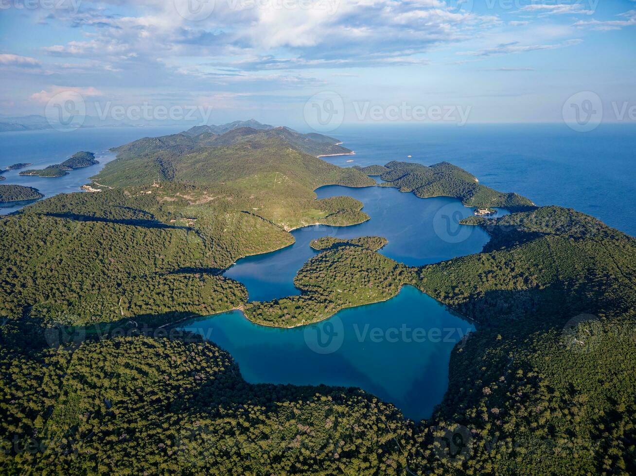 Aussicht von mljet Insel im Kroatien. das National Park Abdeckungen das Western Teil von das Insel, welche viele betrachten wie das die meisten verlockend im das Adria, voll von üppig und abwechslungsreich Mittelmeer Vegetation. foto