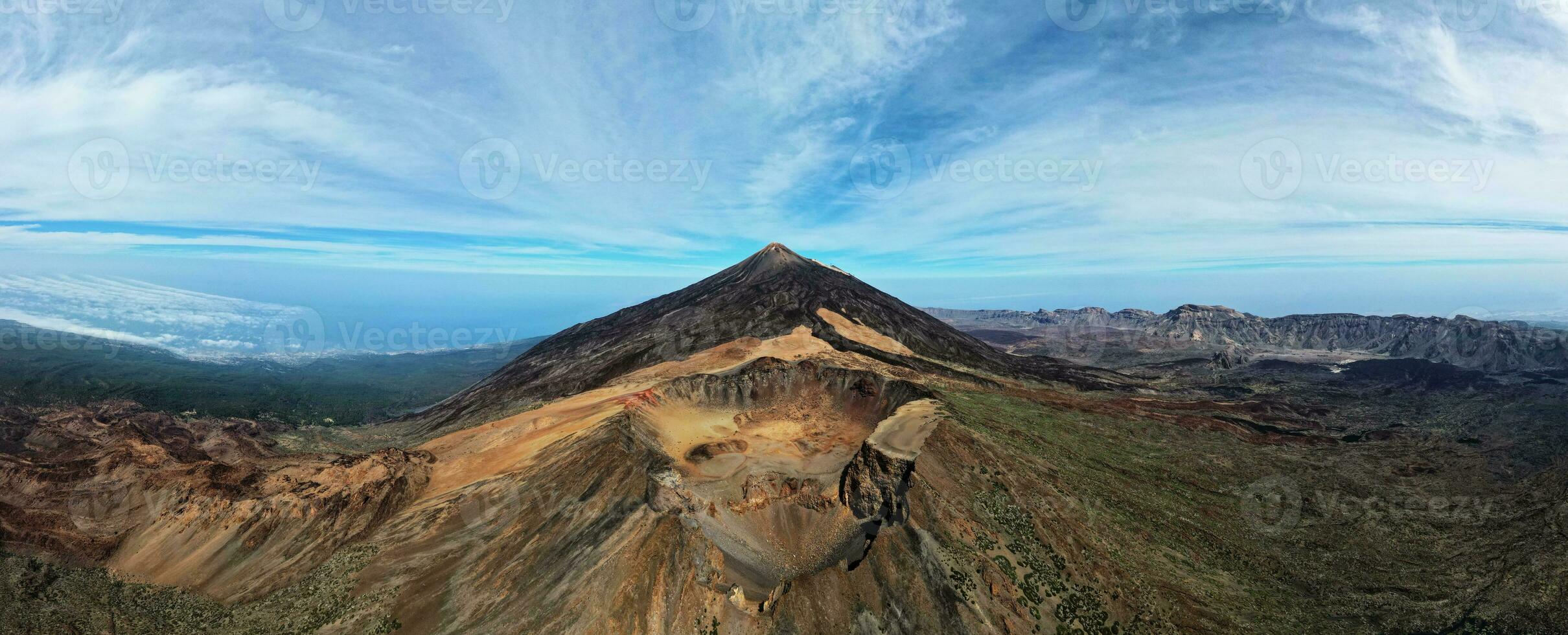 Antenne Aussicht von Pico viejo Vulkan mit montieren teide im das Hintergrund im Teneriffa, Kanarienvogel Inseln, Spanien. Pico viejo hat ein spektakulär 800 Meter Durchmesser Krater. berühmt Ziele zum Wanderer. foto