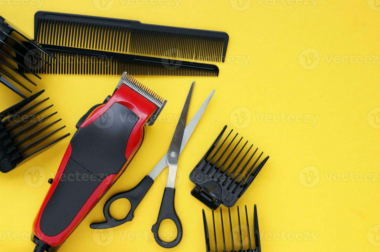 Haar Clipper Nahansicht auf ein Gelb Hintergrund mit Düsen von anders Größen, Schere und Kämme. foto