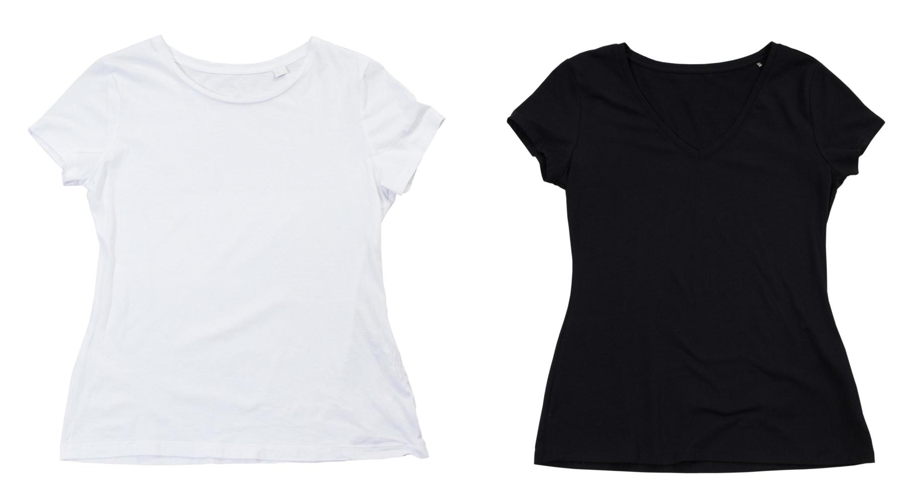 weißes T-Shirt und schwarzes T-Shirt verspotten den Kopierraum der Vorderansicht. leeres leeres T-Shirt isoliert auf weißem Hintergrund foto