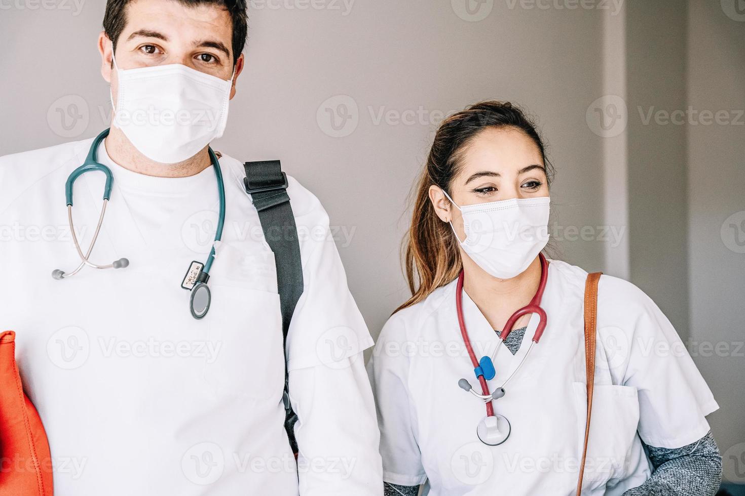 Ärzte in medizinischer Maske, die im Krankenhaus stehen foto