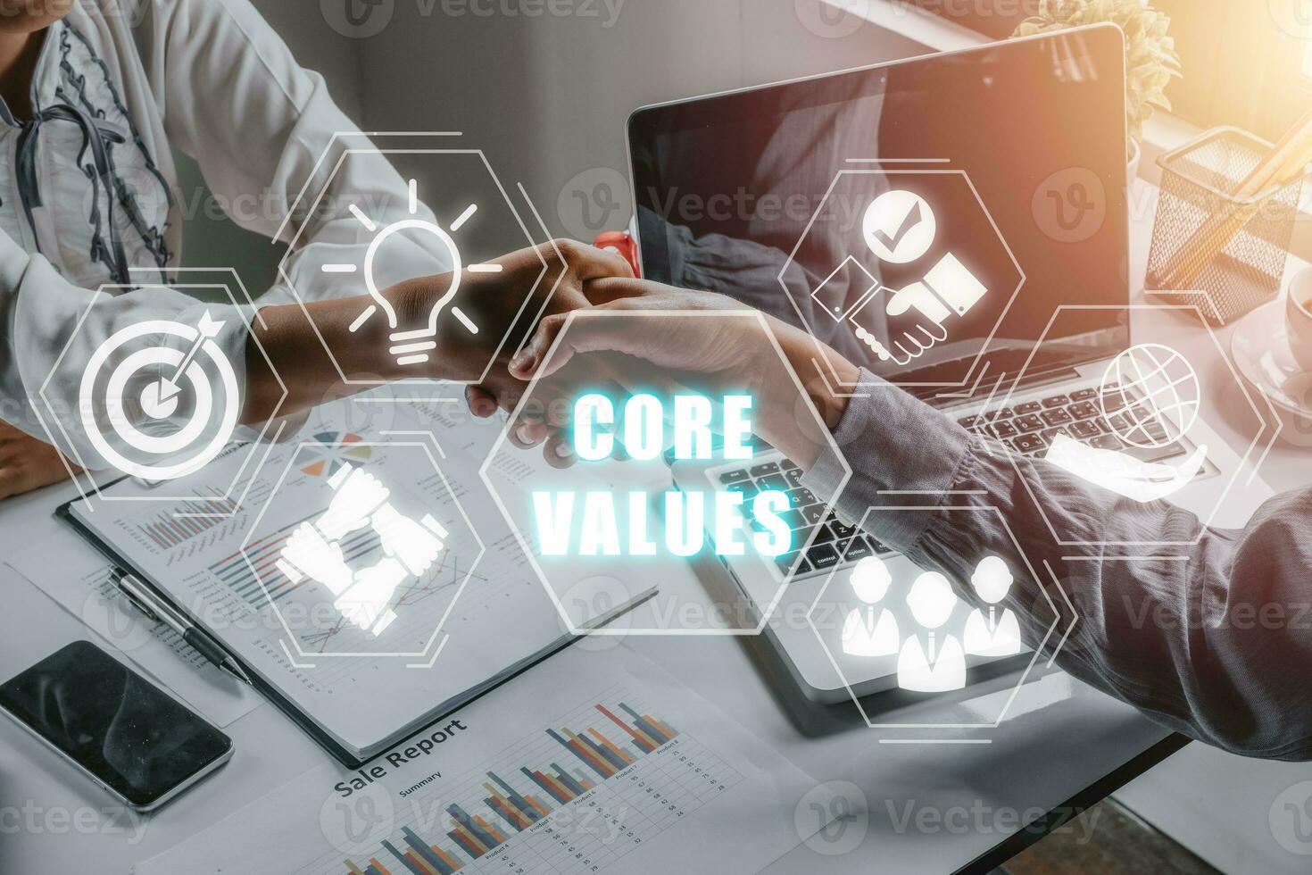 Ader Werte, korporativ Werte Konzept, Geschäft Mannschaft Herstellung Handschlag mit seine Partner im Büro Schreibtisch mit Ader Werte Symbol auf virtuell Bildschirm. foto