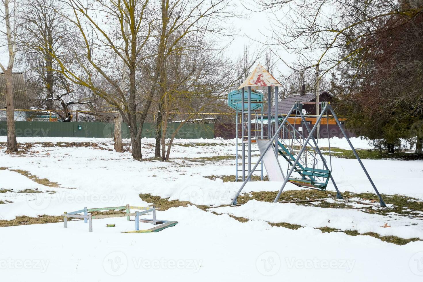 Kinder- Spielplatz im Winter unter Schnee. schwingen, Karussell und gleiten. Winter Verwüstung foto