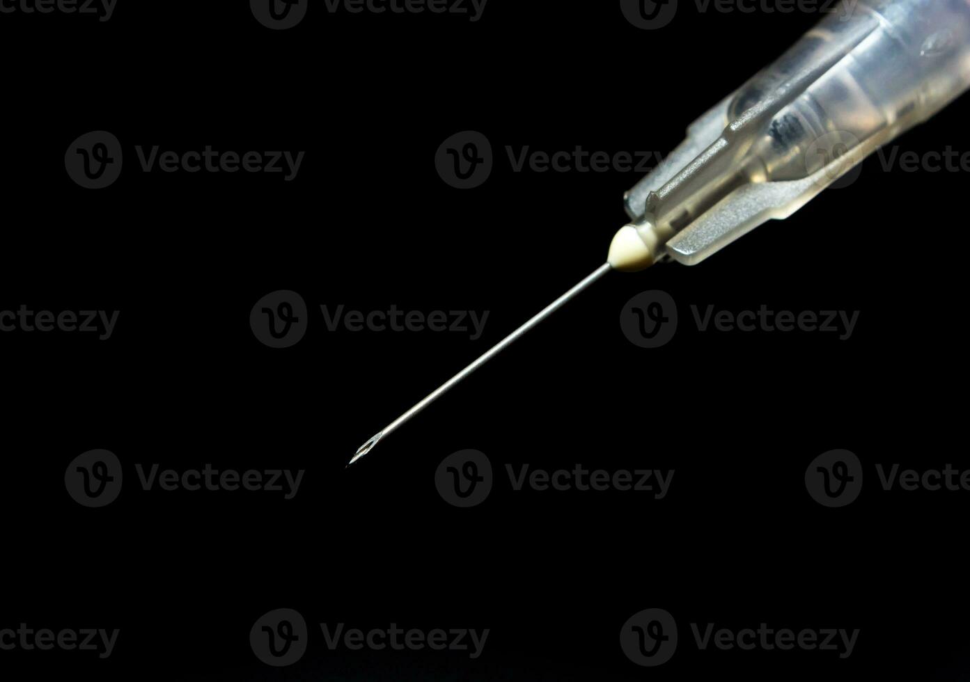 Spritze, Injektion Nadel auf schwarz Hintergrund foto