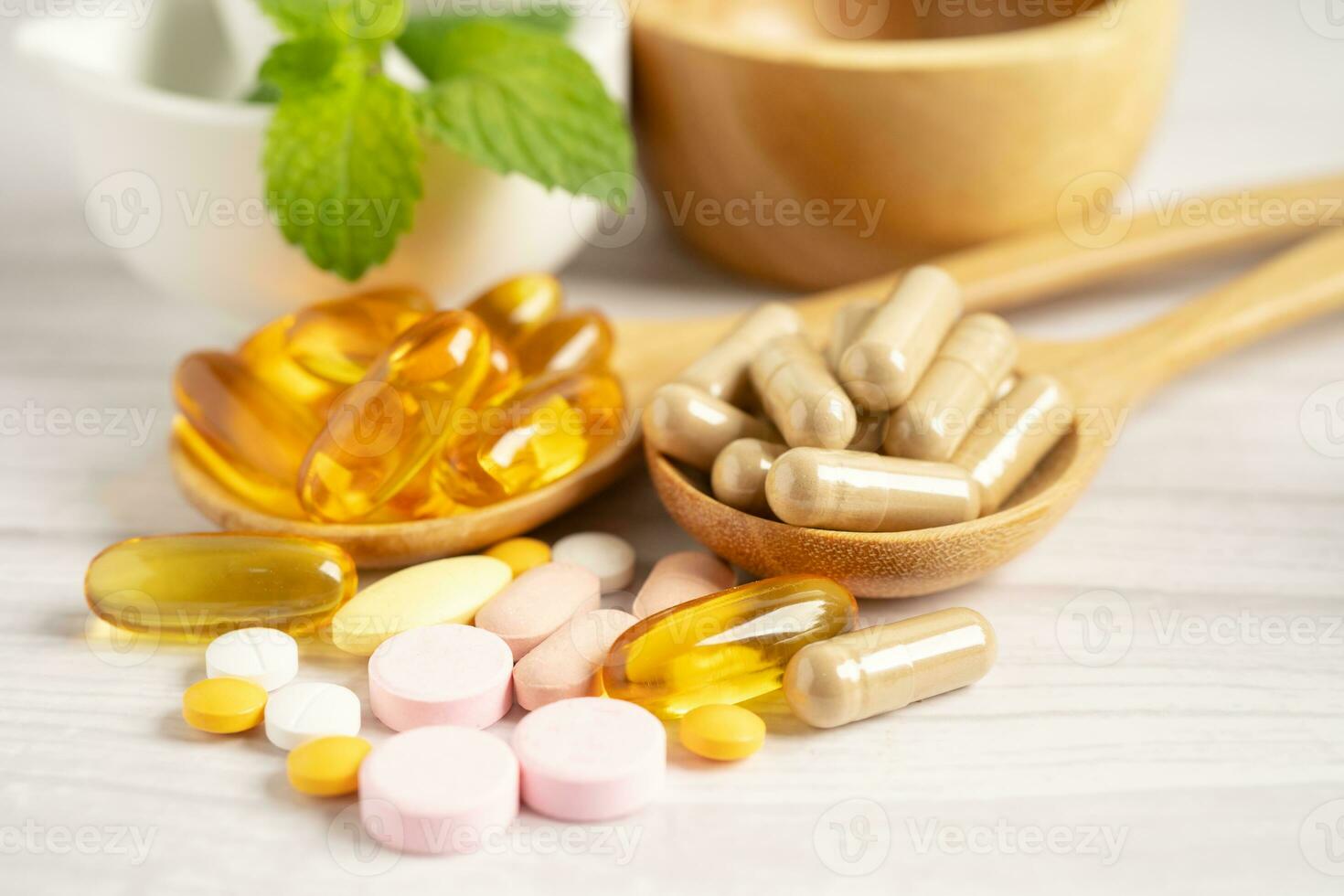 alternative Medizin pflanzliche Bio-Kapsel mit Vitamin E Omega 3 Fischöl, Mineralstoff, Medikament mit Kräuterblatt natürliche Nahrungsergänzungsmittel für ein gesundes und gutes Leben. foto