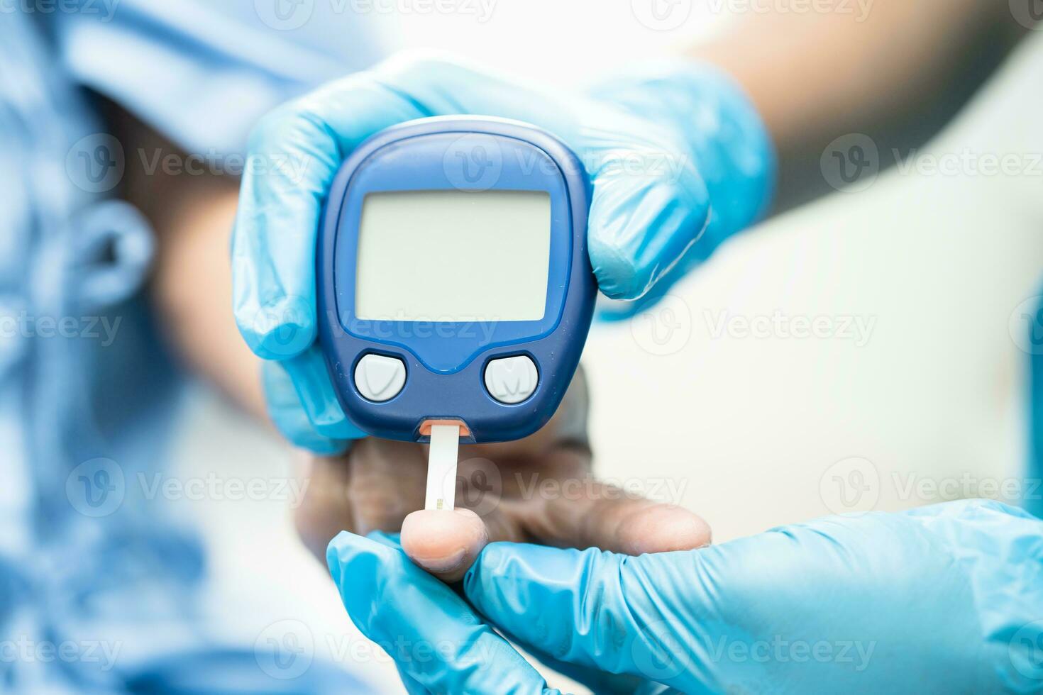 Arzt prüfen Diabetes von Finger Blut Zucker Niveau mit Finger Lanzette. foto