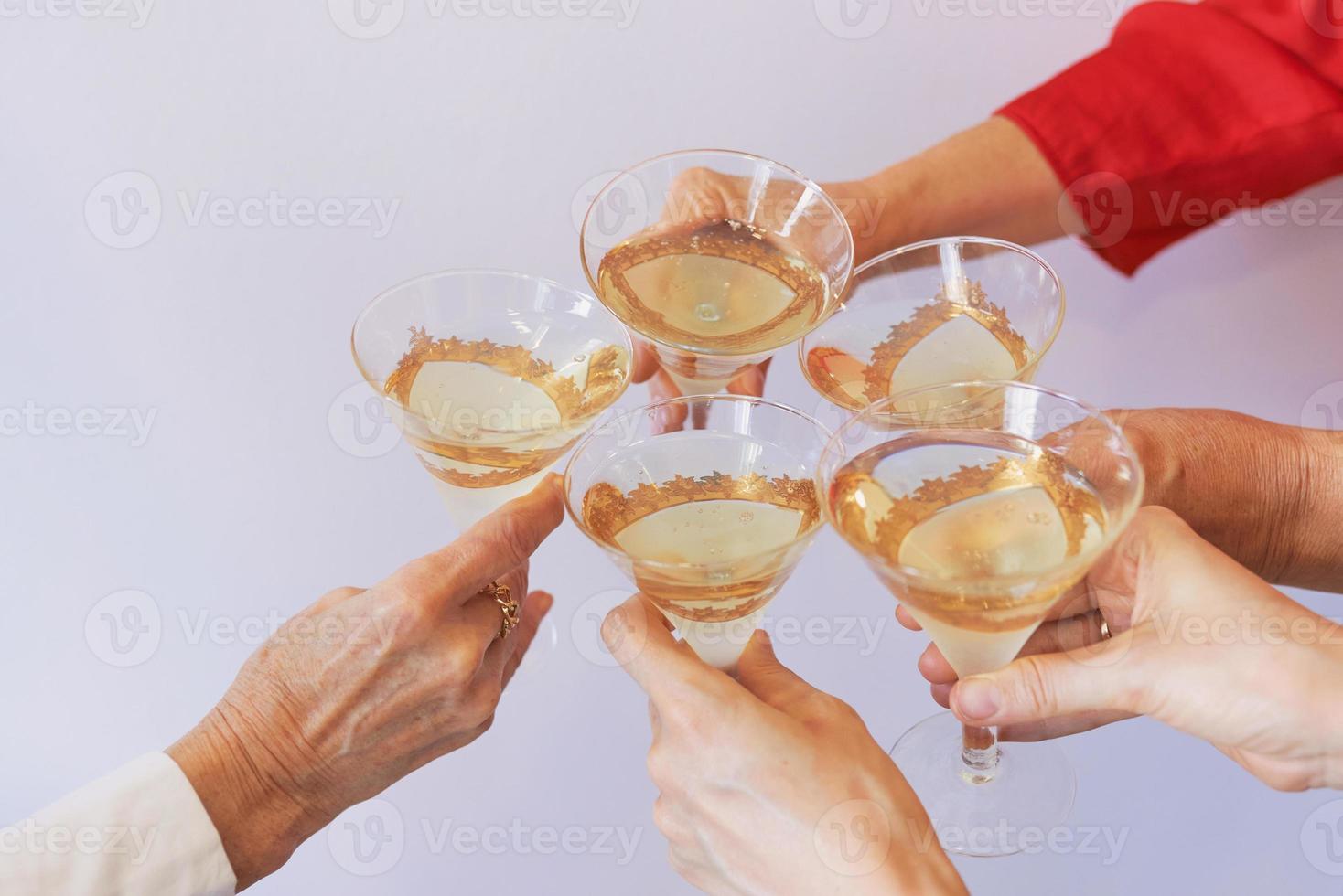 neues jahr feiert hände mit gläsern weißen sekt. Weihnachten, Familie, Freunde, Feiern, Neujahrskonzept foto