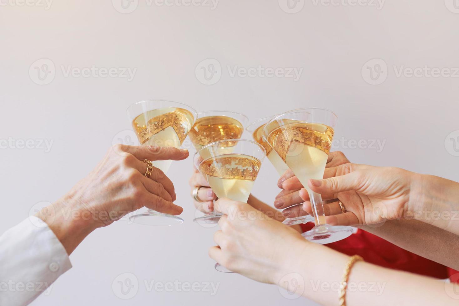 neues jahr feiert hände mit gläsern weißen sekt. Weihnachten, Familie, Freunde, Feiern, Neujahrskonzept foto