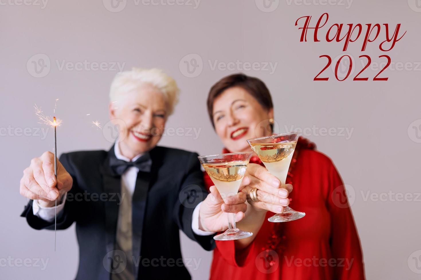 zwei schöne stilvolle reife ältere frauen feiern neues jahr. Spaß, Party, Stil, Feierkonzept foto