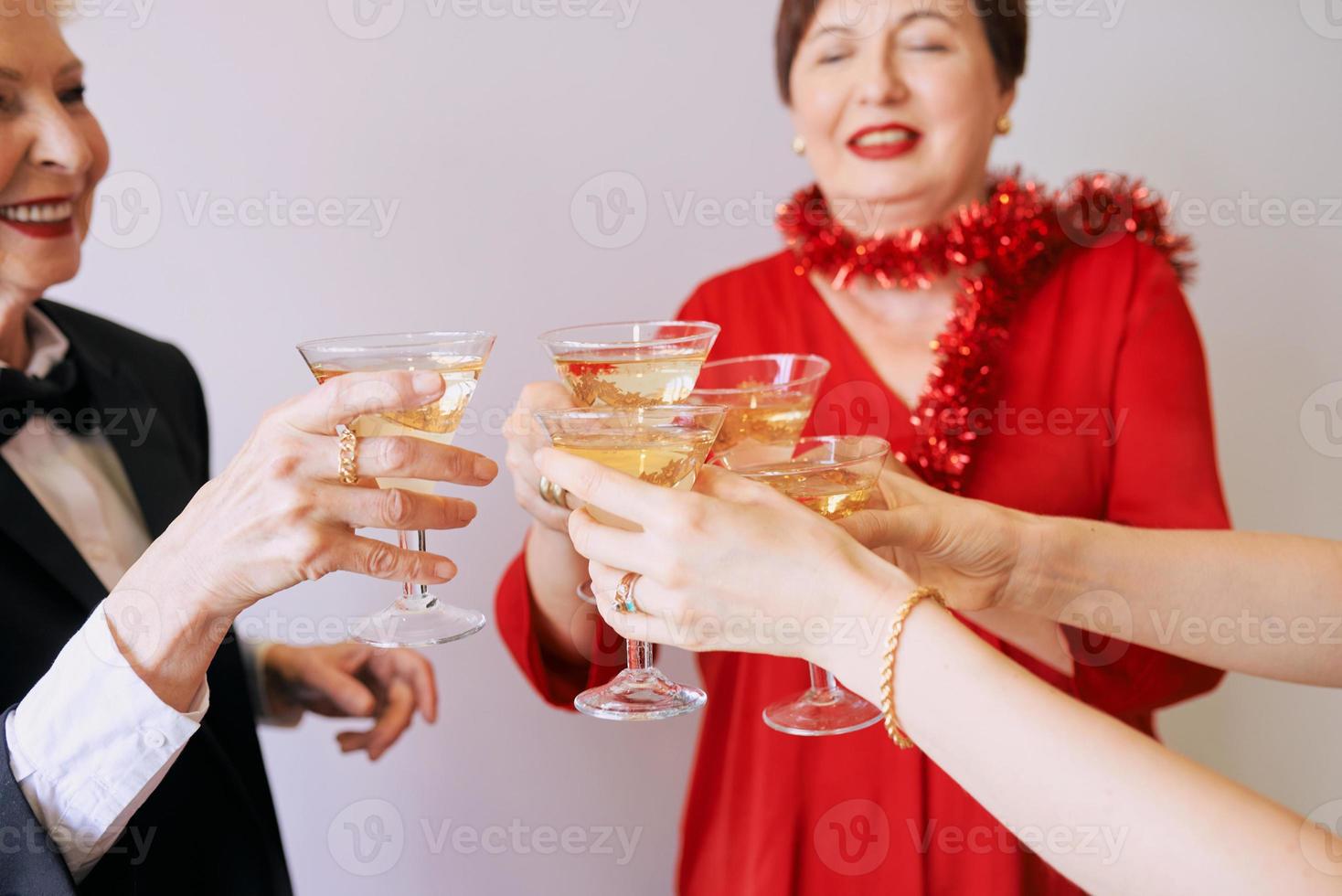 neues jahr feiert hände mit gläsern weißen sekt. Weihnachten, Familie, Freunde, Feiern, Neujahrskonzept foto